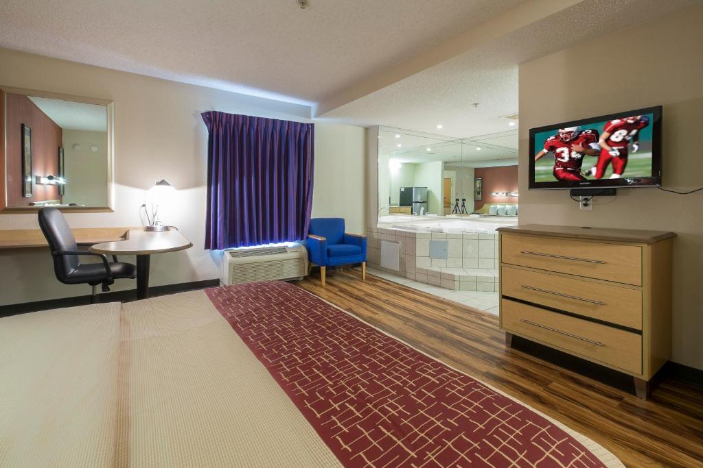 Red Roof Inn & Suites Philadelphia - Bellmawr Photo 22