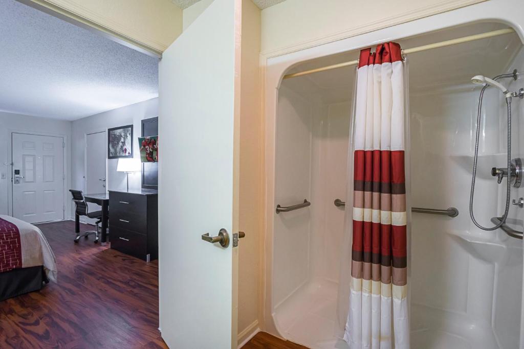 Red Roof Inn & Suites Scottsboro photo