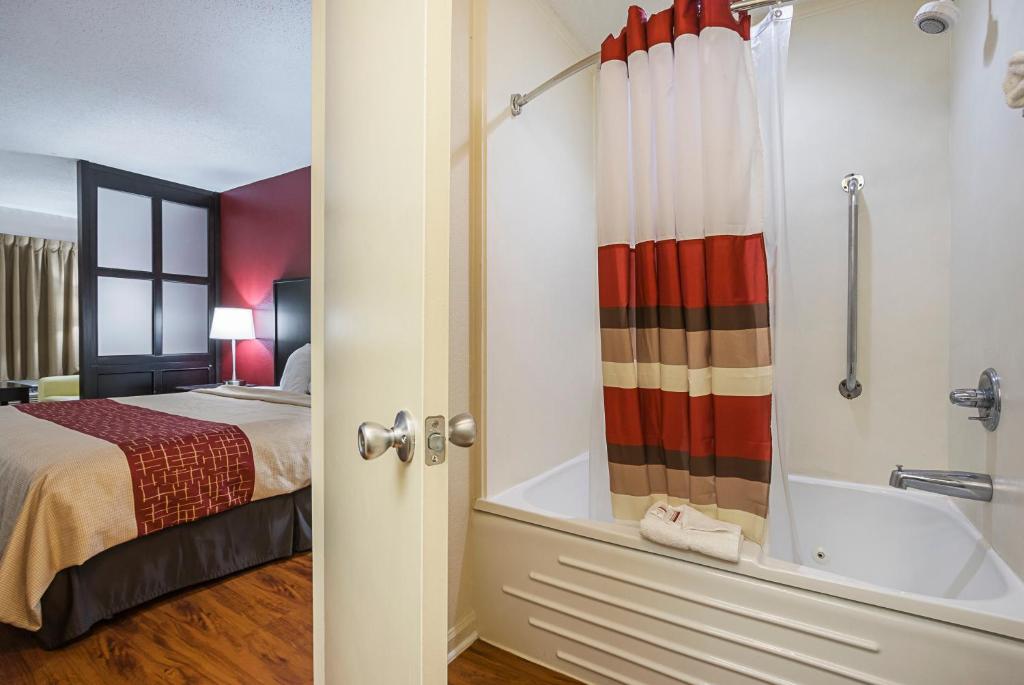 Red Roof Inn & Suites Scottsboro photo