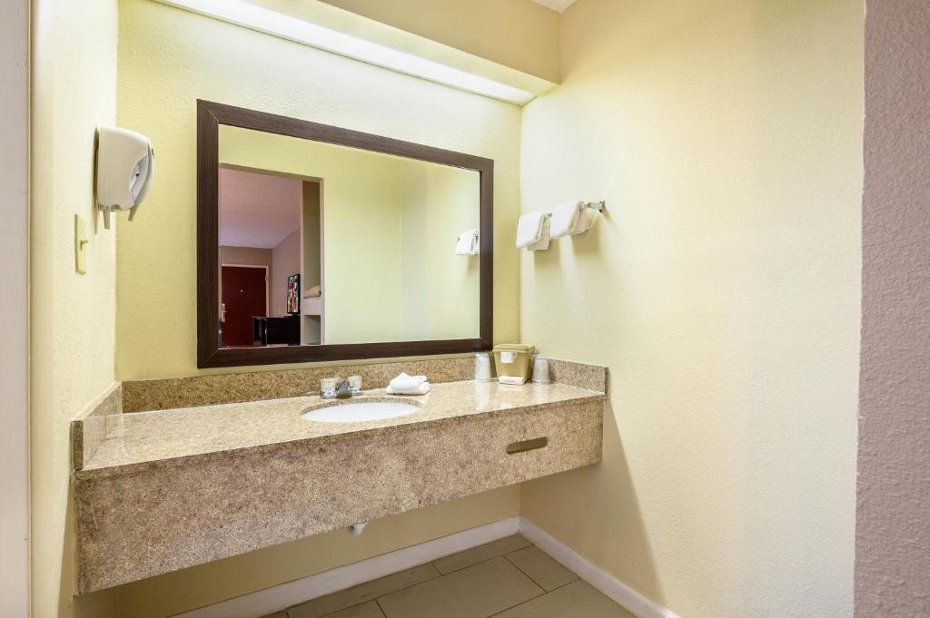 Red Roof Inn Sylacauga photo