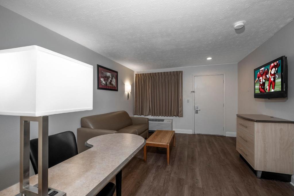 Red Roof Inn Indianapolis - Greenwood Photo 38