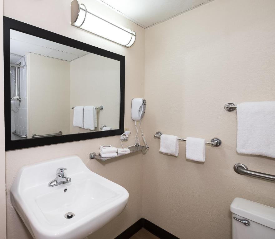 Red Roof Inn Cortland photo