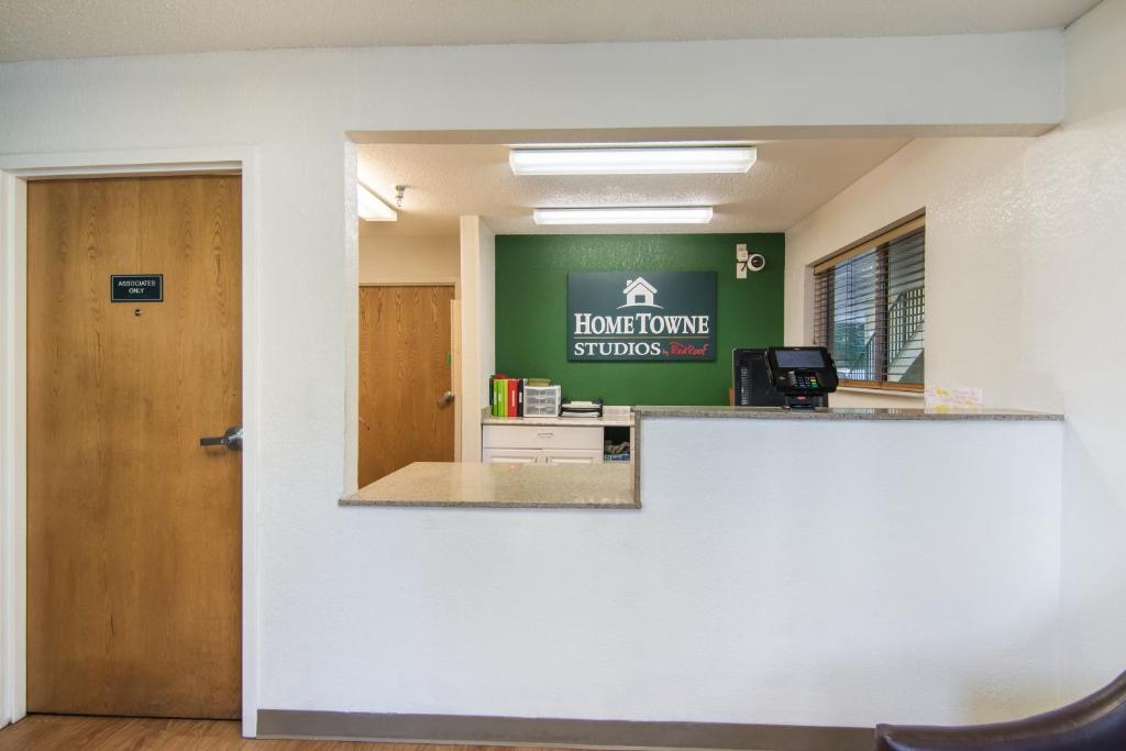 Lobby, Suburban Studios Durham-Raleigh in Durham (NC)