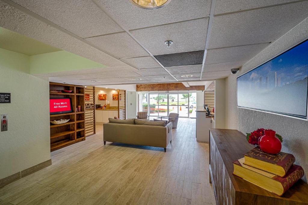 Lobby, Red Roof PLUS+ Houston - Energy Corridor in Houston (TX)