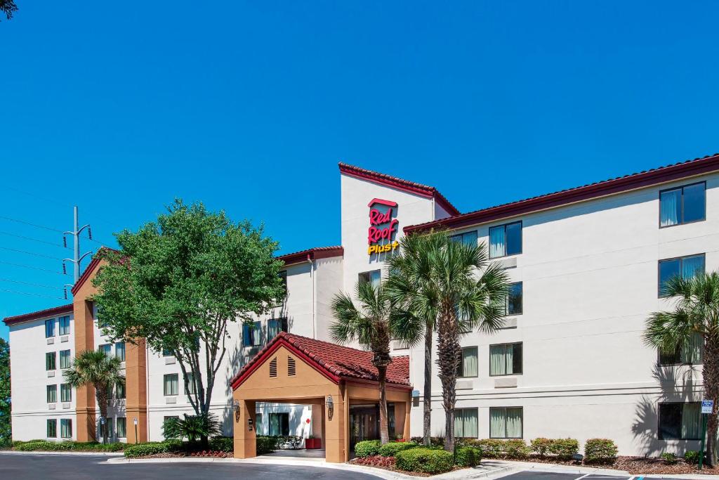 Red Roof PLUS+ Gainesville photo