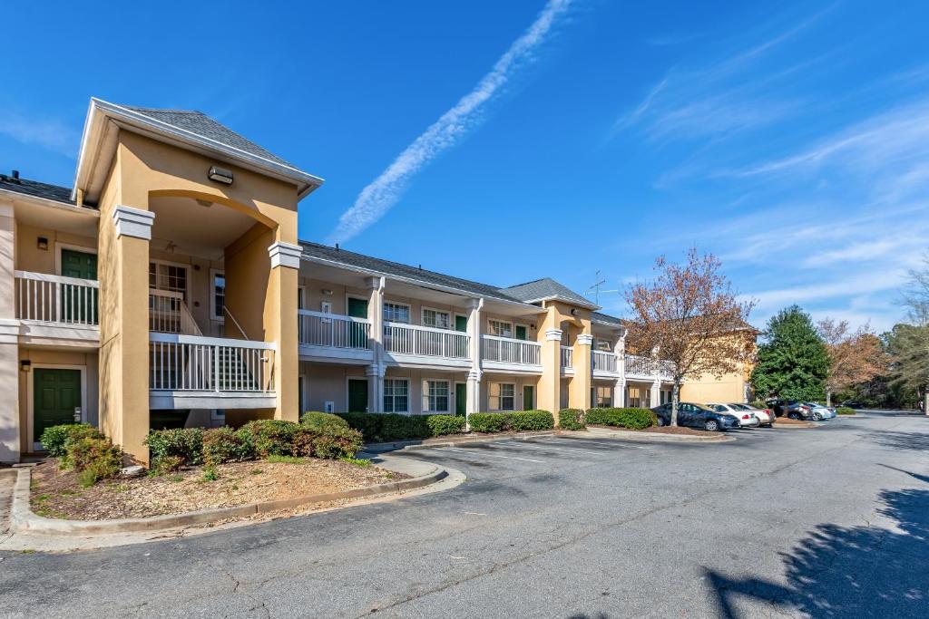 HomeTowne Studios by Red Roof Atlanta NE - Peachtree Corners, Norcross