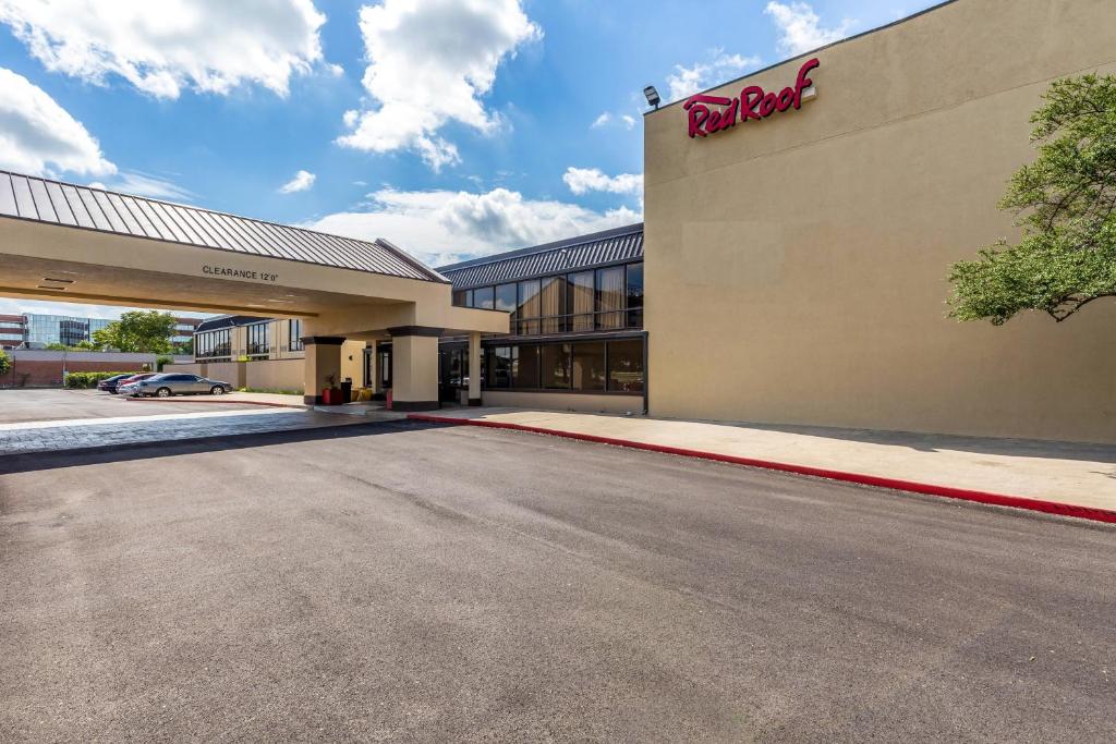 Red Roof Inn PLUS+ & Suites Houston – IAH Airport SW