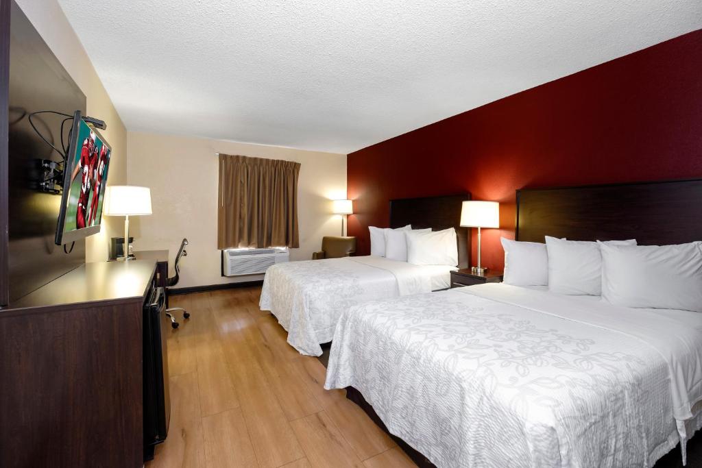 Red Roof PLUS+ & Suites Opelika photo