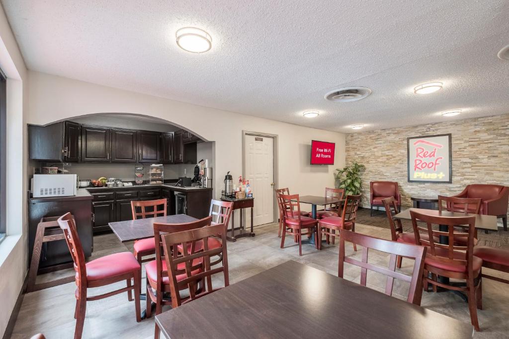 Red Roof PLUS+ & Suites Opelika photo