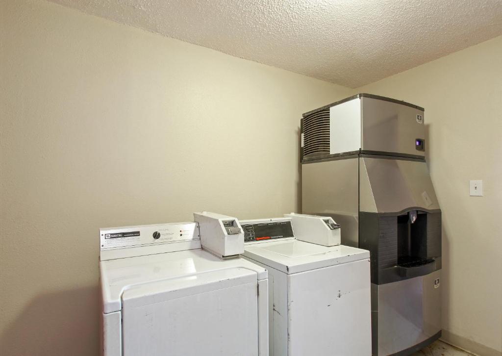 Red Roof Inn Mojave Photo 16