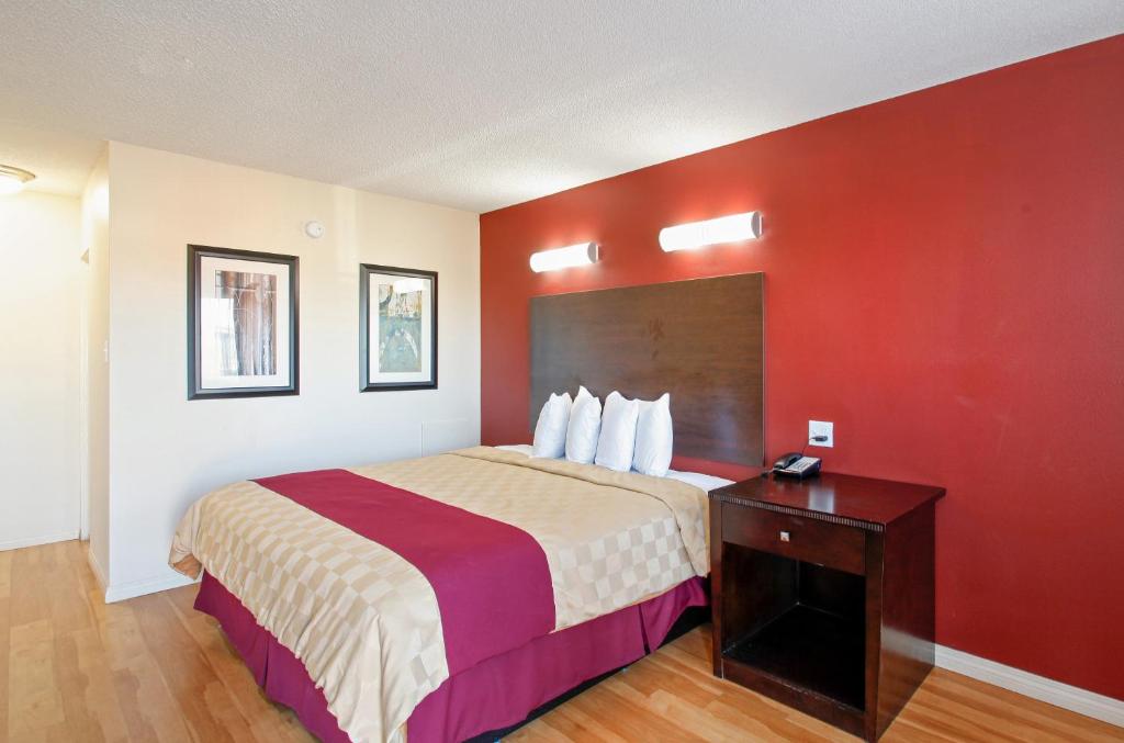 Red Roof Inn Mojave Photo 28