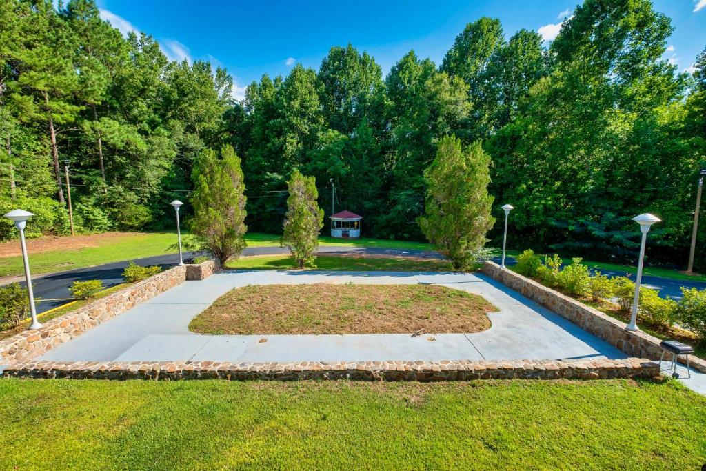 Americas Best Value Inn - West Point Photo 5