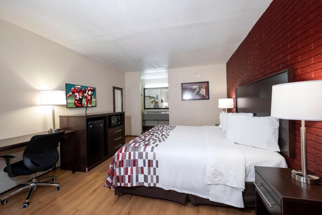 Americas Best Value Inn - West Point Photo 16