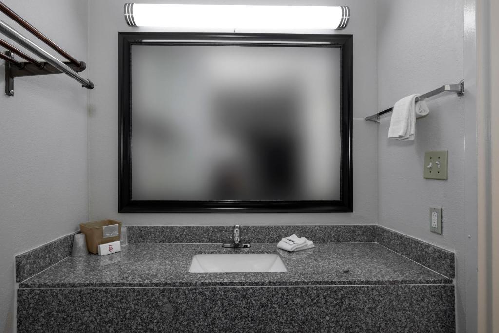 Americas Best Value Inn - West Point Photo 17