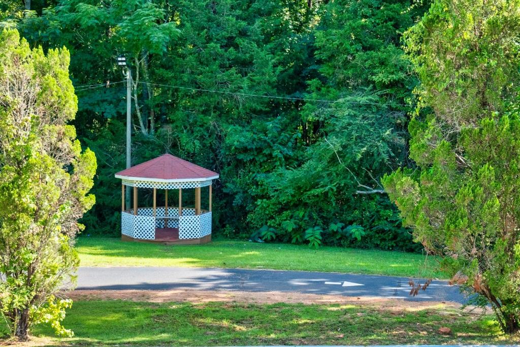 Americas Best Value Inn - West Point Photo 21