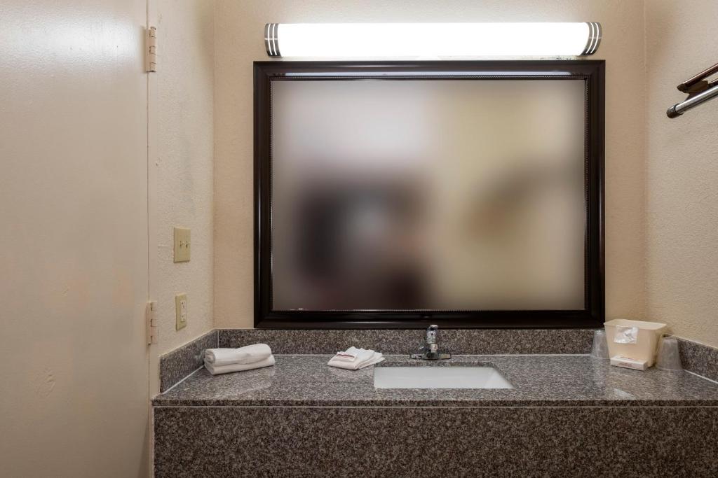 Americas Best Value Inn - West Point Photo 22