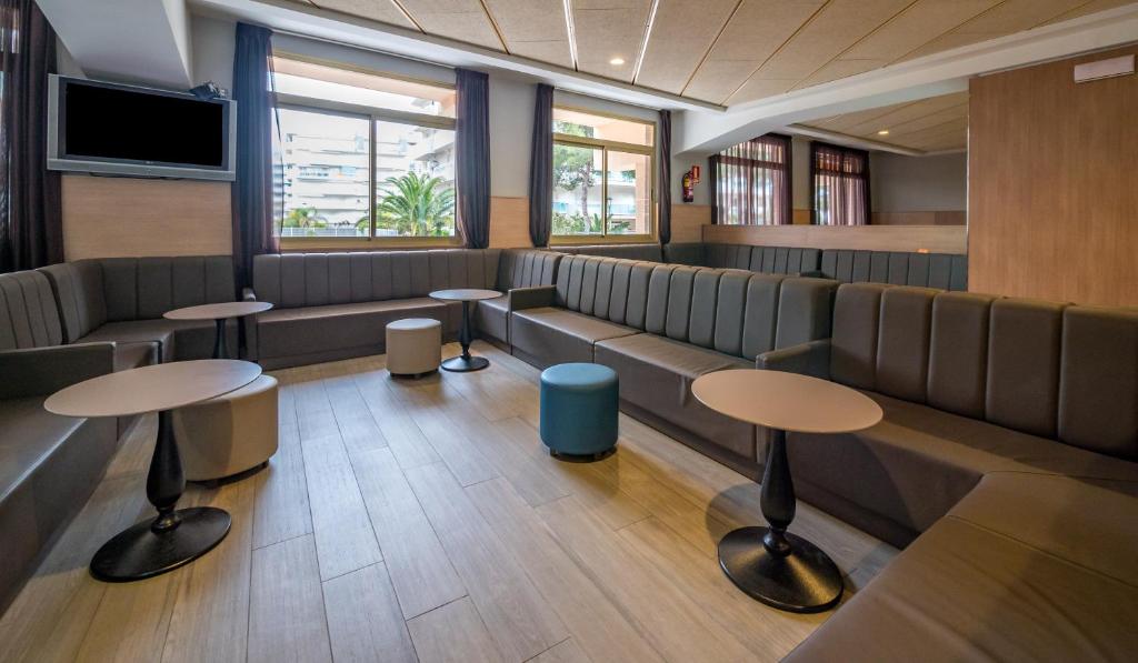 Golden Avenida Family Suites 4 Sup — Restaurant & bars in Salou, Catalonia