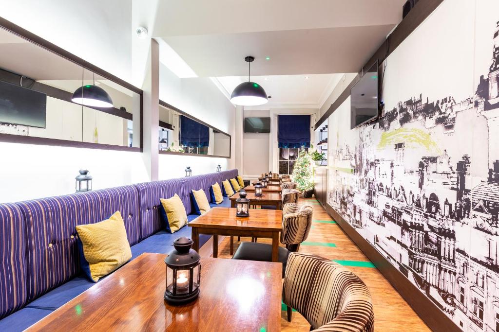 Bar/lounge, Cairn Hotel in Edinburgh