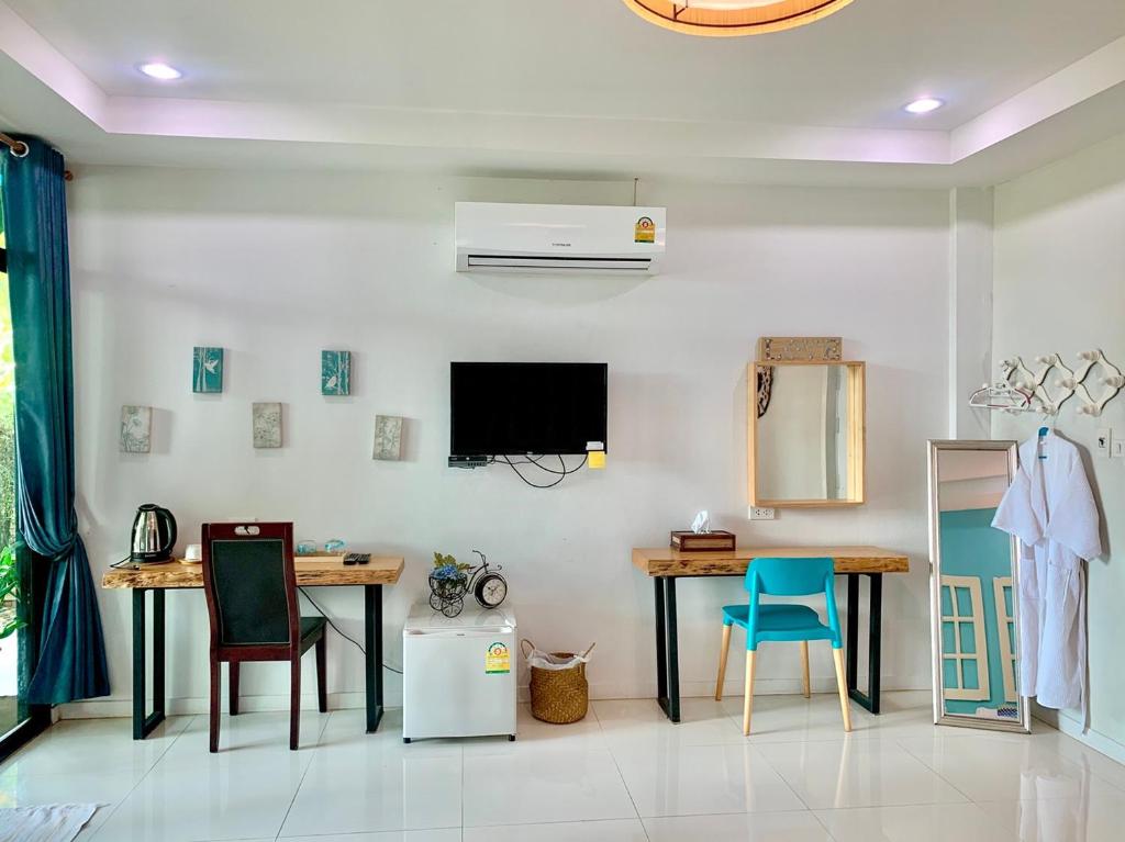 Shared lounge/TV area