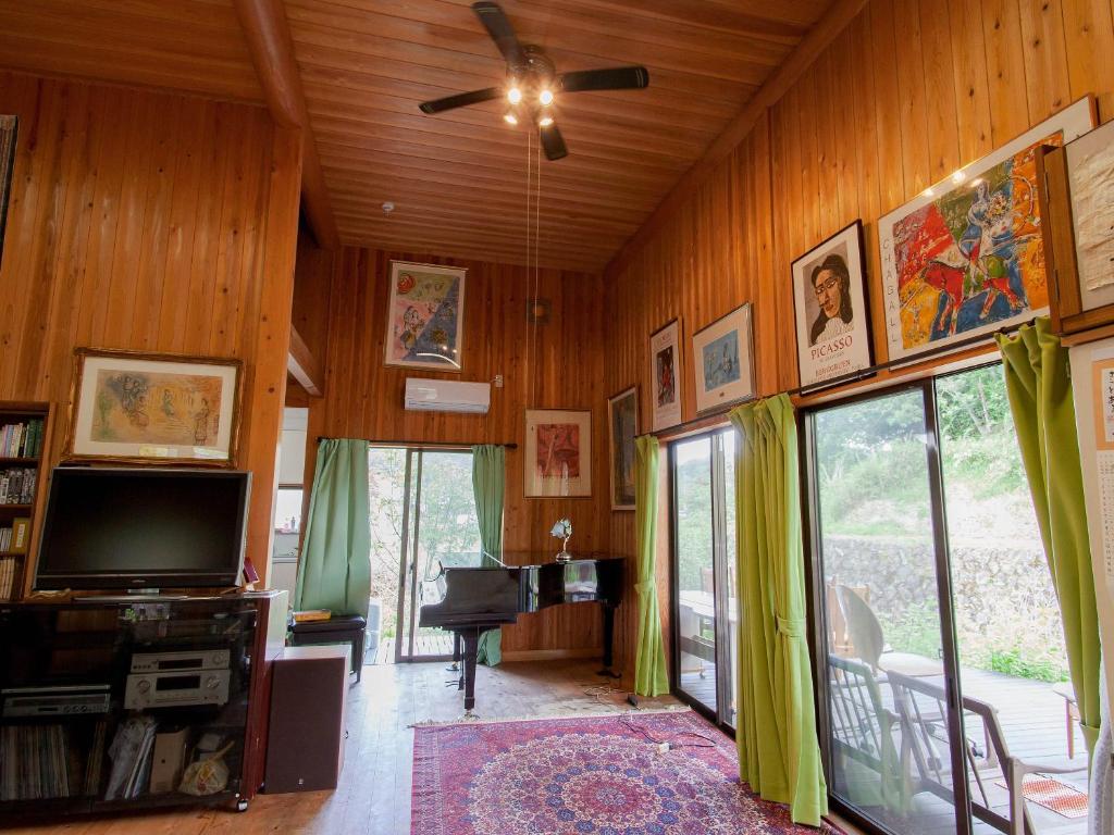 Shared lounge/TV area