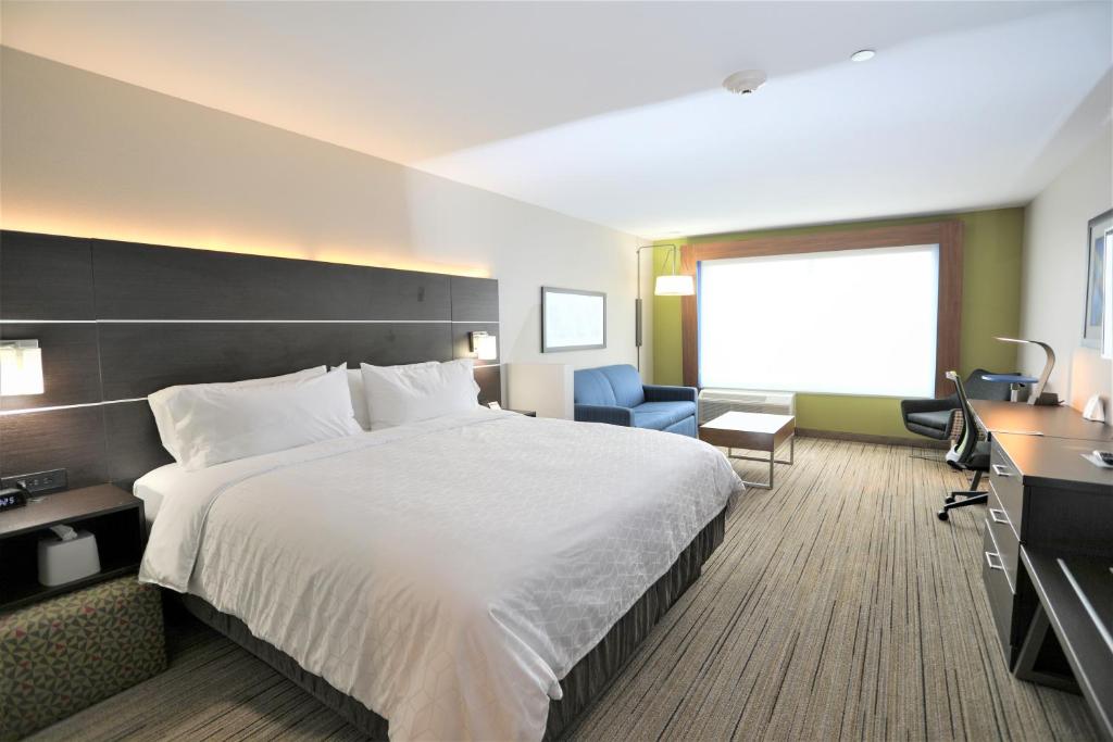 Holiday Inn Express And Suites Forney photo