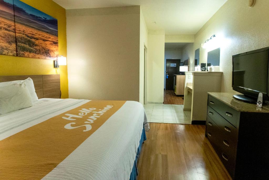 Days Inn & Suites by Wyndham Houston North/Aldine photo