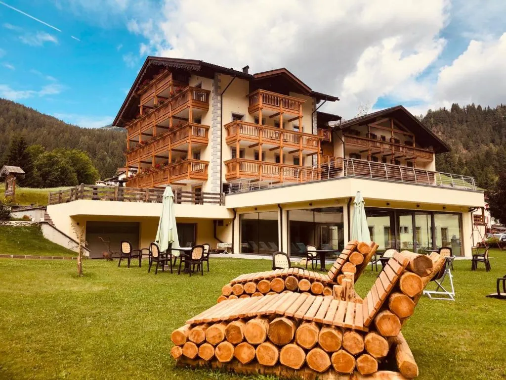 Wellness Hotel Dolomia, hotel di Soraga