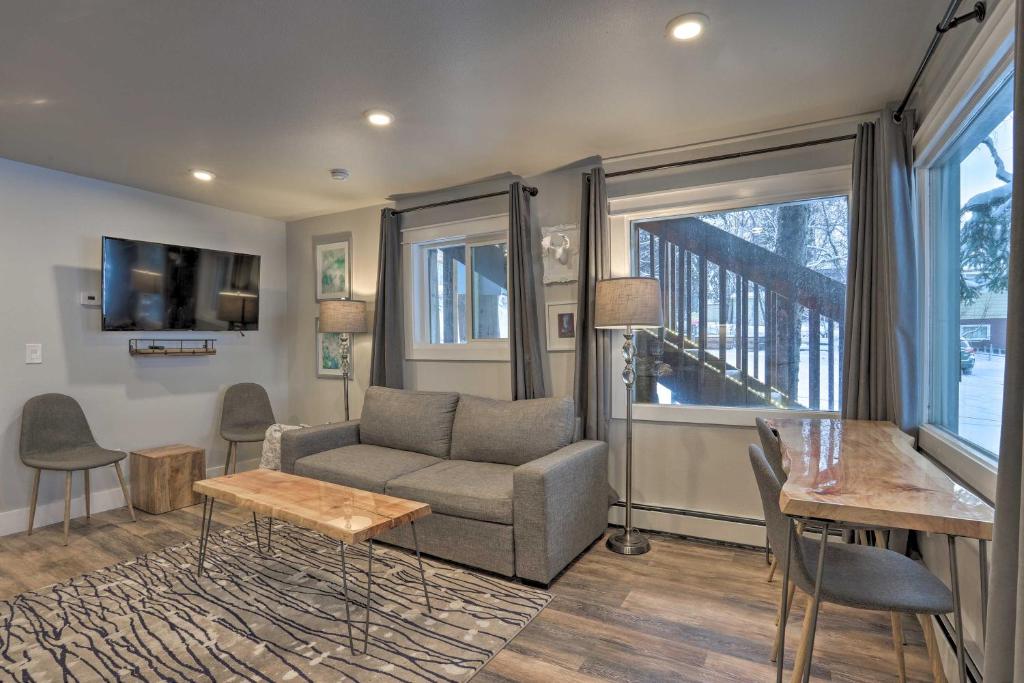 Modern Anchorage Getaway, Steps from Coastal Trail, Anchorage