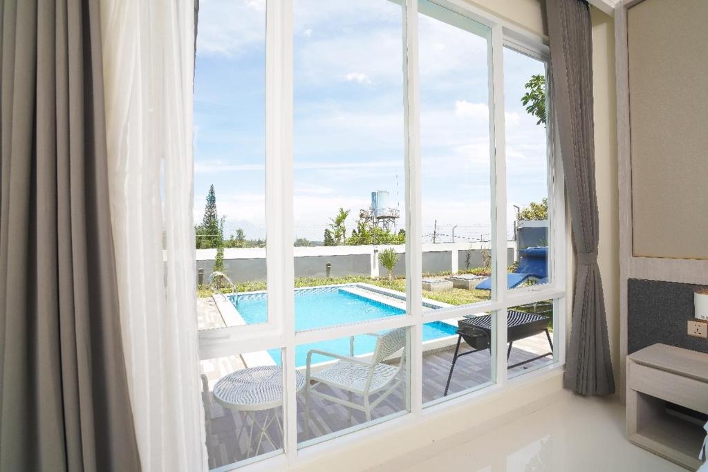 Marseillia Hills photo