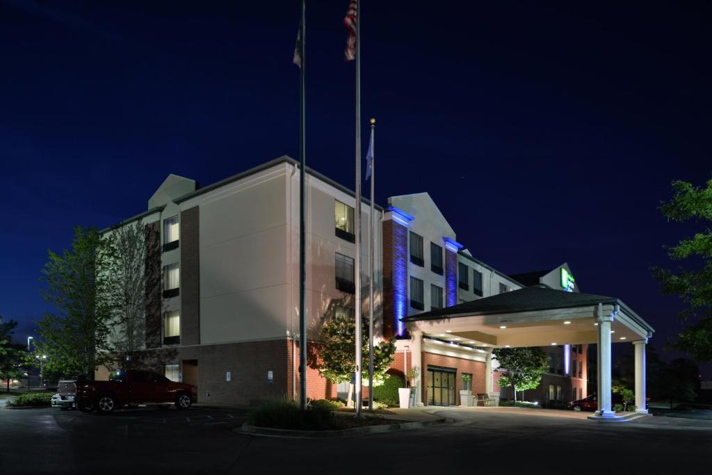 Holiday Inn Express Hotel & Suites Milwaukee-New Berlin photo