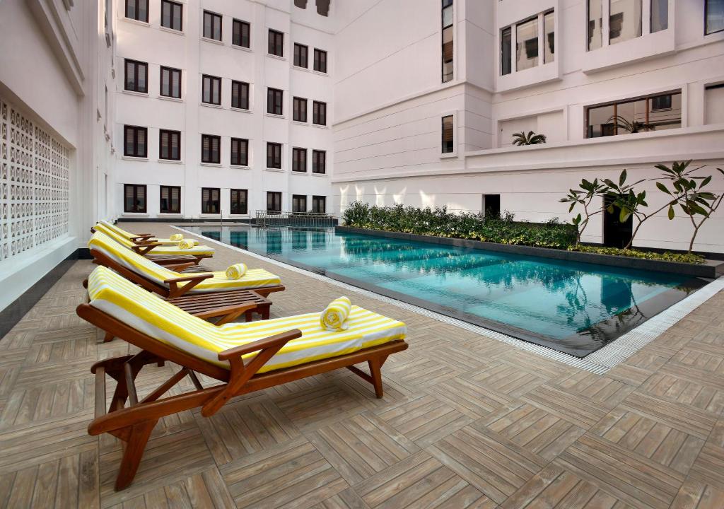 Swimming pool