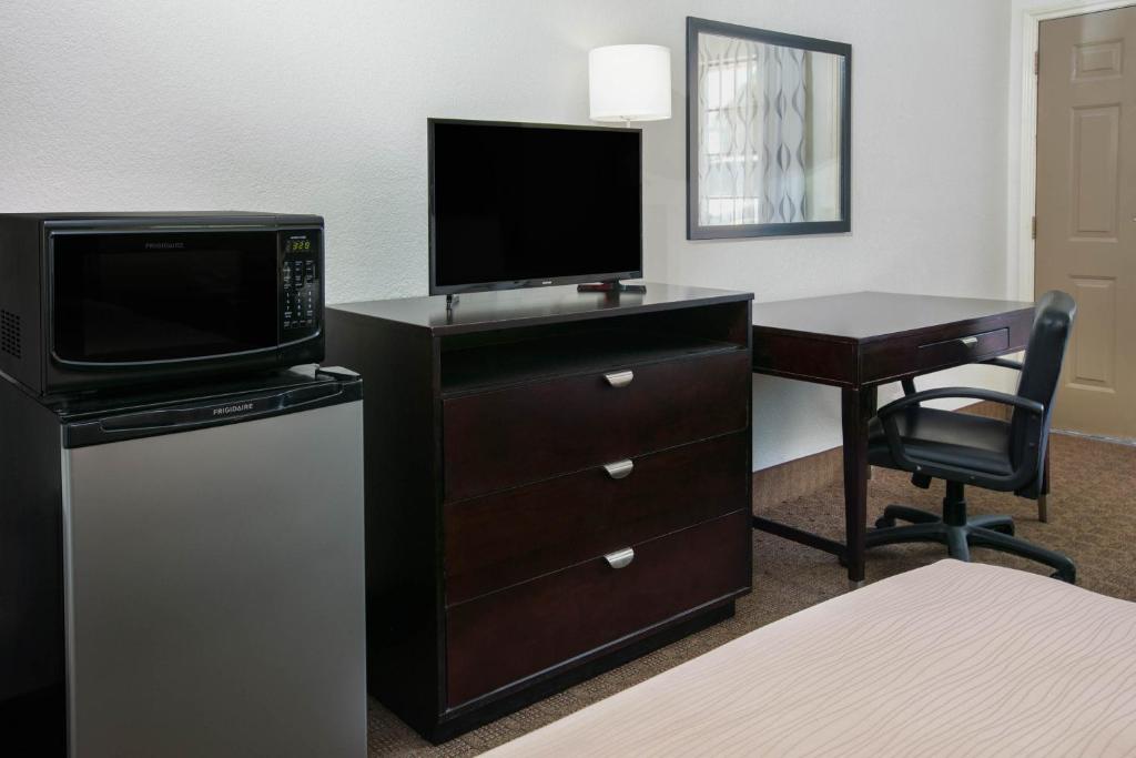 Days Inn By Wyndham Granbury Photo 7