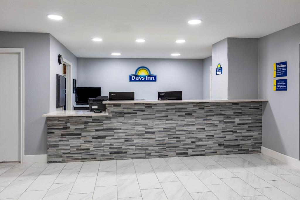 Days Inn By Wyndham Granbury Photo 13