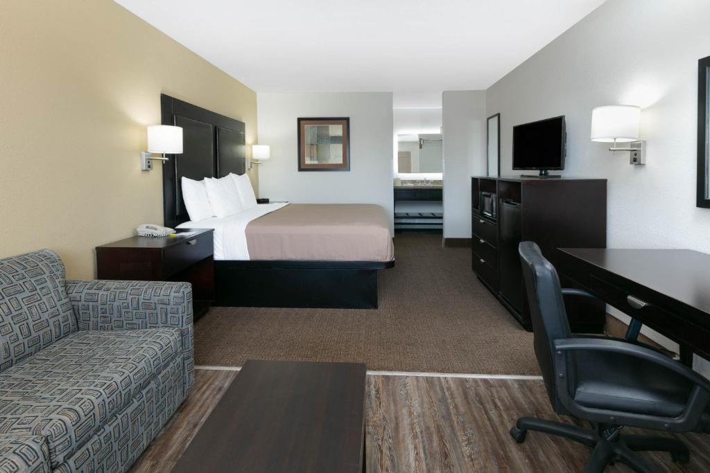 Days Inn By Wyndham Granbury Photo 15