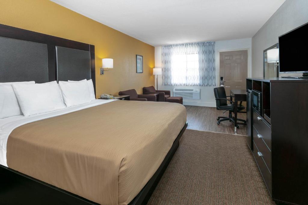 Days Inn By Wyndham Granbury Photo 18