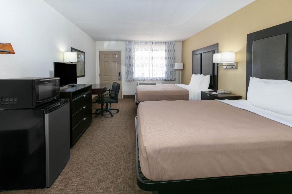 Days Inn By Wyndham Granbury Photo 31