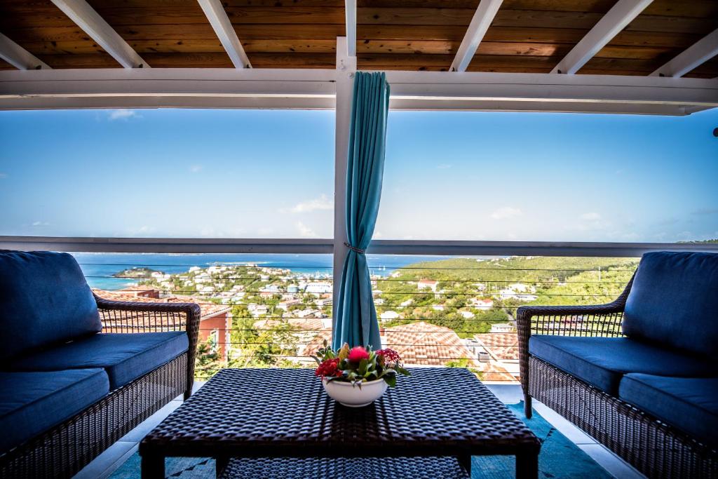 Fantastic Penthouse at Sunset Serenade Suites — Hotel in Cruz Bay