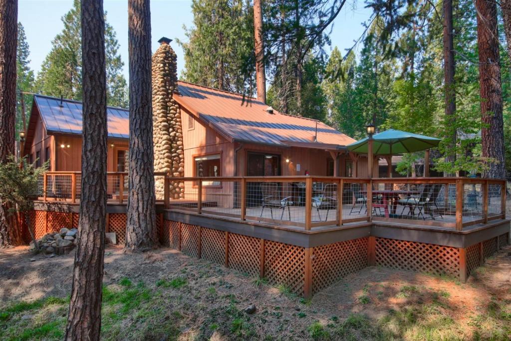 3 Springs Hideout Updated family cabin with hot tub inside Yosemite in