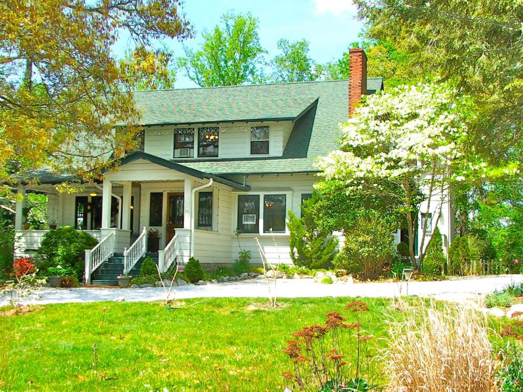 Oakland Cottage Bed and Breakfast — Hotel in Asheville (NC)