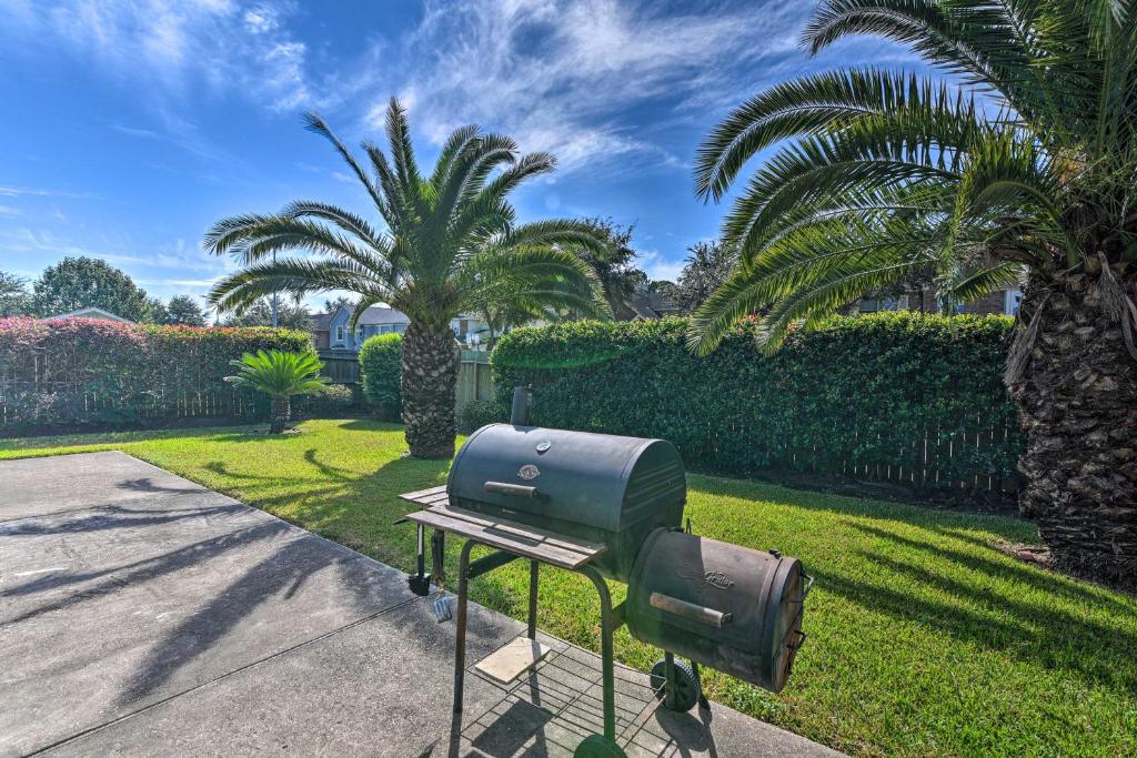 Family-Friendly Home about 12 Mi to Space Center! photo