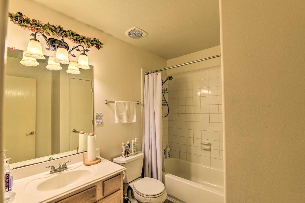 Family-Friendly Home about 12 Mi to Space Center! photo