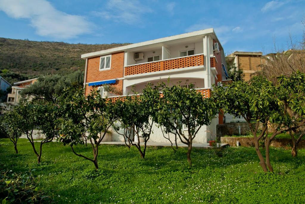 Apartments Mandarina Garden - 2