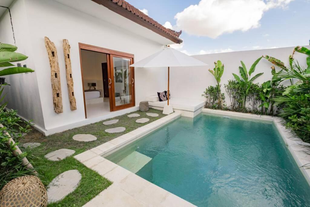 Luxury 2 bedrooms villa Putih Pererenan photo