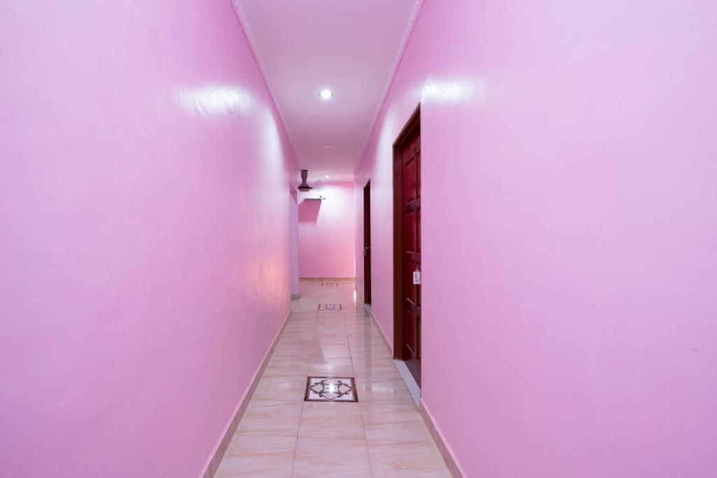 SUPER OYO 89348 Rg Motel photo