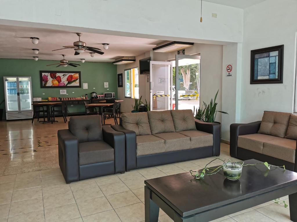 Shared lounge/TV area, Hotel Las Dalias Inn in Merida