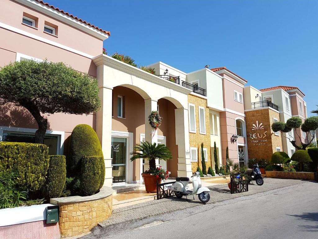 Zeus Village Resort エントランス