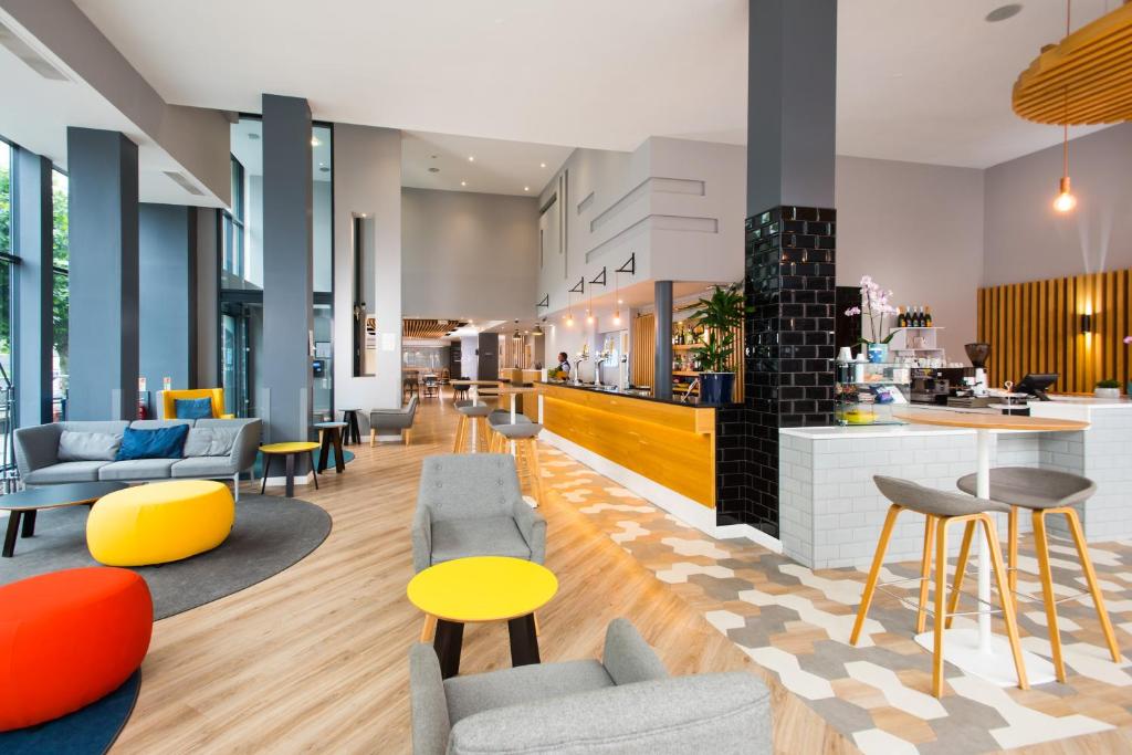 ホリデイ イン エクスプレス リーズ シティ センター アーモリーズ バイ IHG (Holiday Inn Express Leeds City Centre - Armouries By IHG) ラウンジ