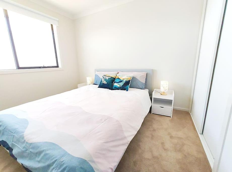 Lakeside Park Relax Cozy House 2mins to TownCentre photo