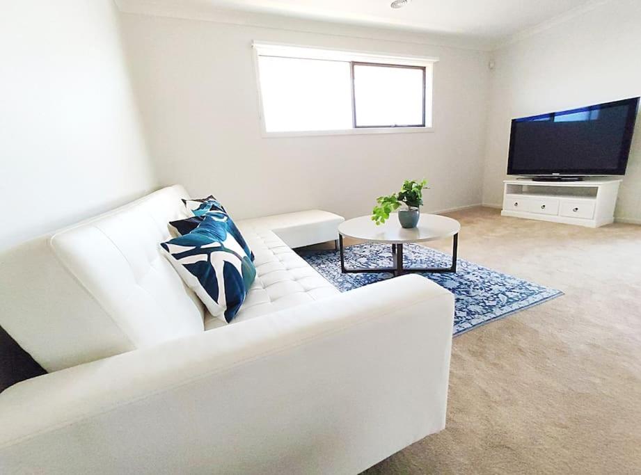 Lakeside Park Relax Cozy House 2mins to TownCentre photo