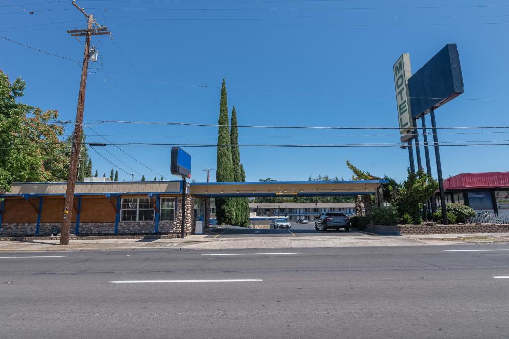 Americas Best Value Inn-Central Medford Photo 25